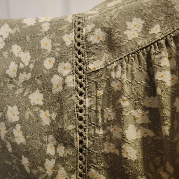 Buffalo David Bitton summery top w-lace detail on the sleeve & keyhole tie neck - Picture 2 of 3